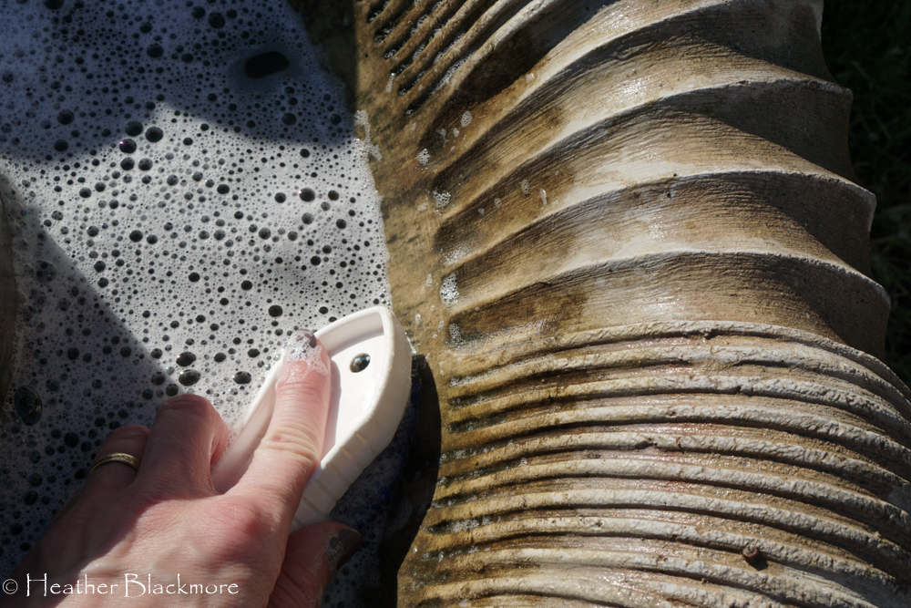 Scrubbing fountain